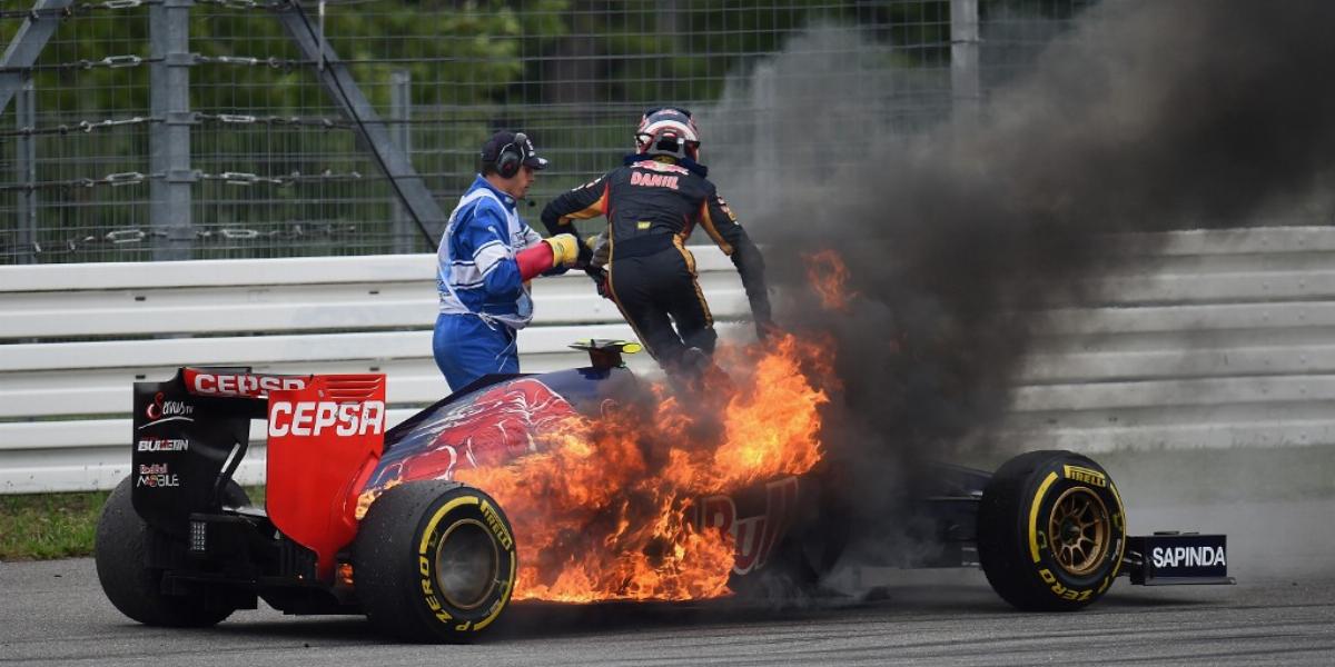 Égő autójából mentik ki a Toro Rosso orosz pilótáját, Kvyatot a Német Nagydíjon FOTÓ: EUROPRESS/GETTY IMAGES/CHRISTOPHER LEE