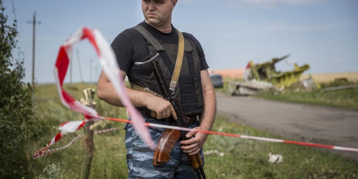 Szakadár fegyveresek figyelik a nemzetközi szakértők minden mozdulatát FOTÓ: EUROPRESS/GETTY IMAGES/ROB STOTHARD