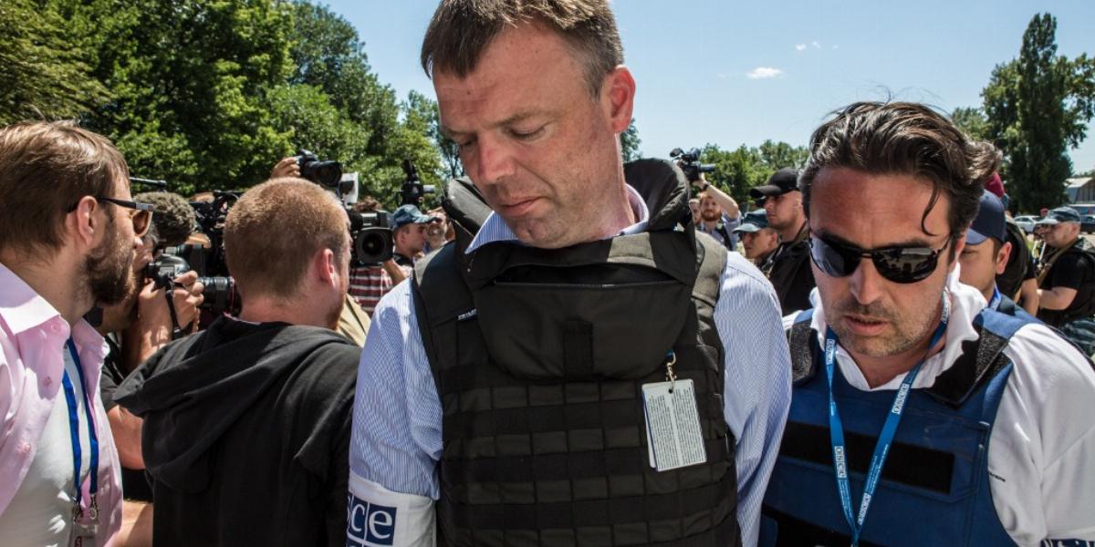 Nemzetközi szakértők vizsgálják a tragédiát. Képünkön Alexander Hug, az EBESZ csoportjának tagja FOTÓ: EUROPRESS/GETTY IMAGES/BR