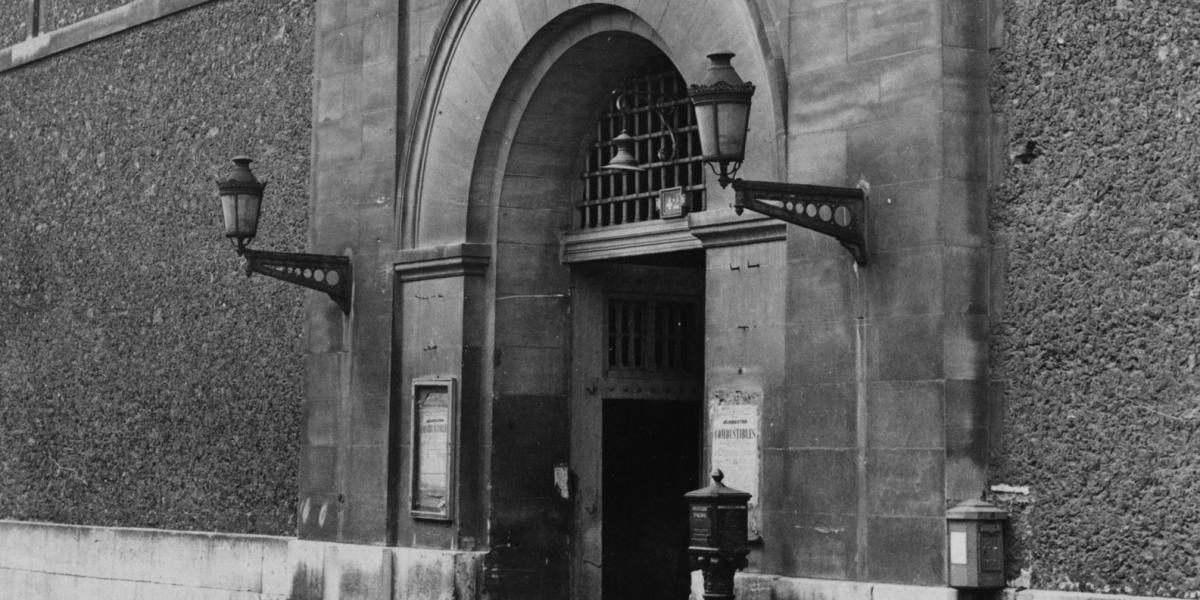 A "szégyenfolt" bejáratra, egy 50 éve készült képen. Fotó: Hulton Archive, Getty Images.