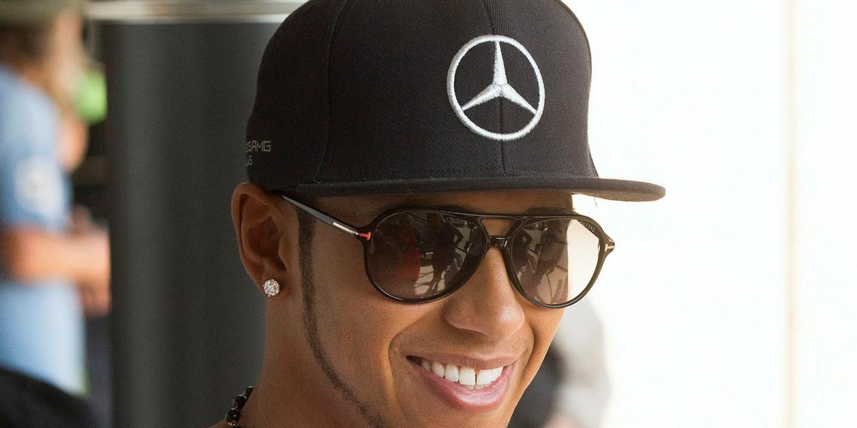 Lewis Hamilton, a Mercedes csapat brit versenyzője megérkezik a Forma-1-es Magyar Nagydíj harmadik szabadedzésére a mogyoródi Hu