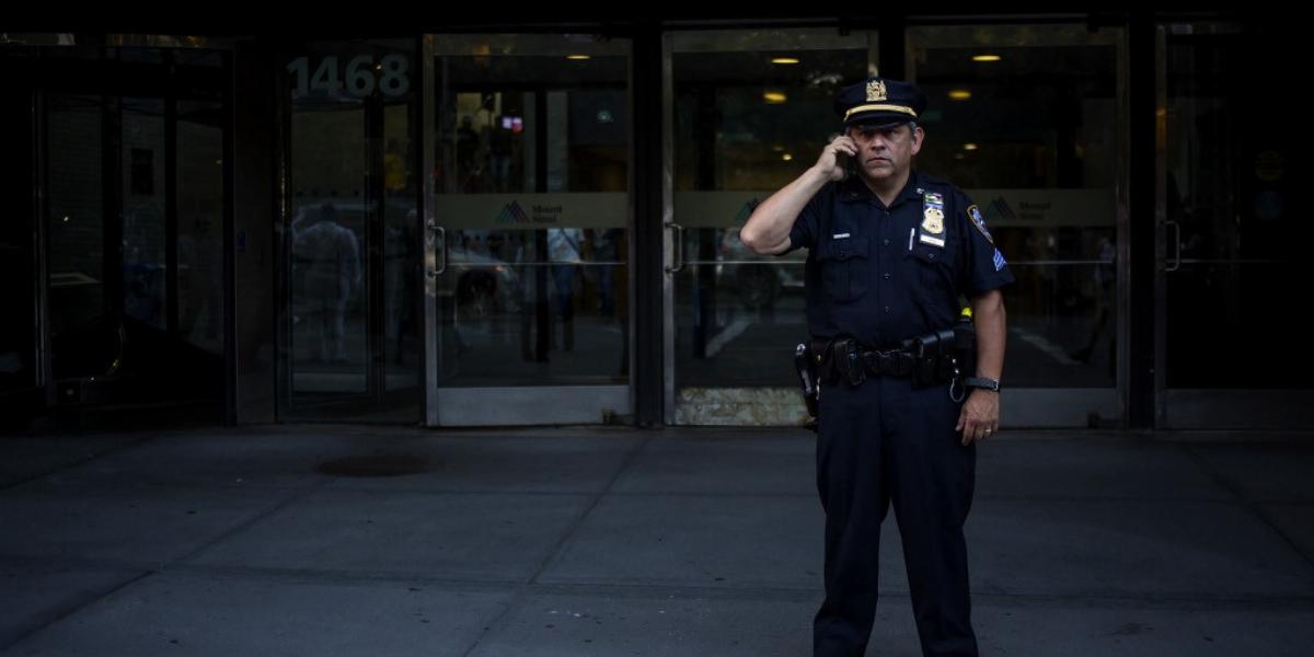 Rendőr őrzi New Yorkban a Mount Sinai Hospital bejáratát, ahol az ebolás amerikai férfi t ápolják FOTÓ: EUROPRESS/GETTY IMAGES