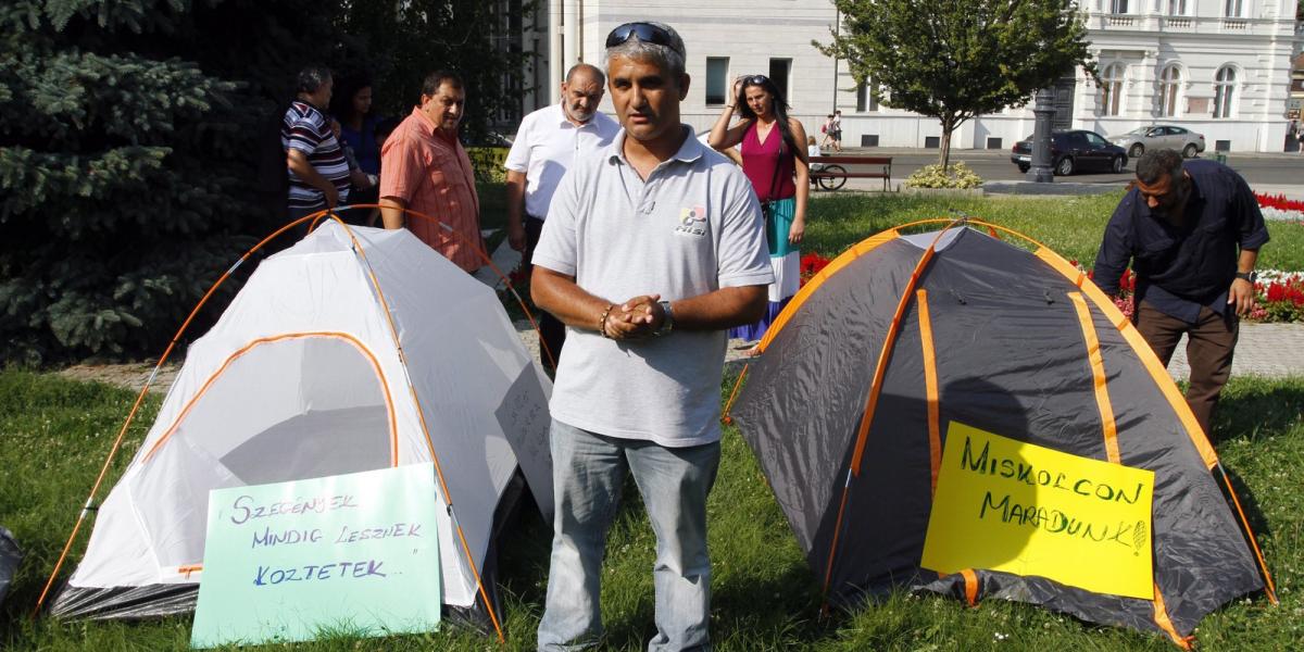 Váradi Gábor, a Miskolci Cigány Nemzetiségi Önkormányzat elnöke (k) a szervezet demonstrációján a Szent István téren, Miskolcon 