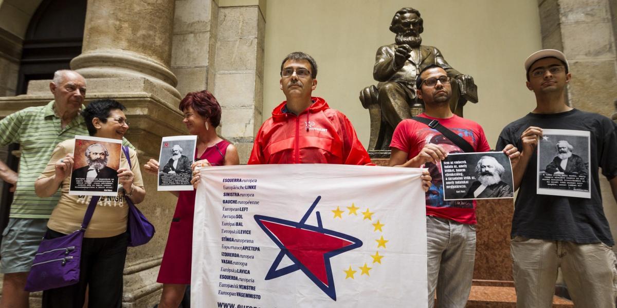 A Marx marad! című demonstráció a Budapesti Corvinus Egyetem Közgazdaságtudományi Karának épületében, a Marx-szobor előtt. MTI F