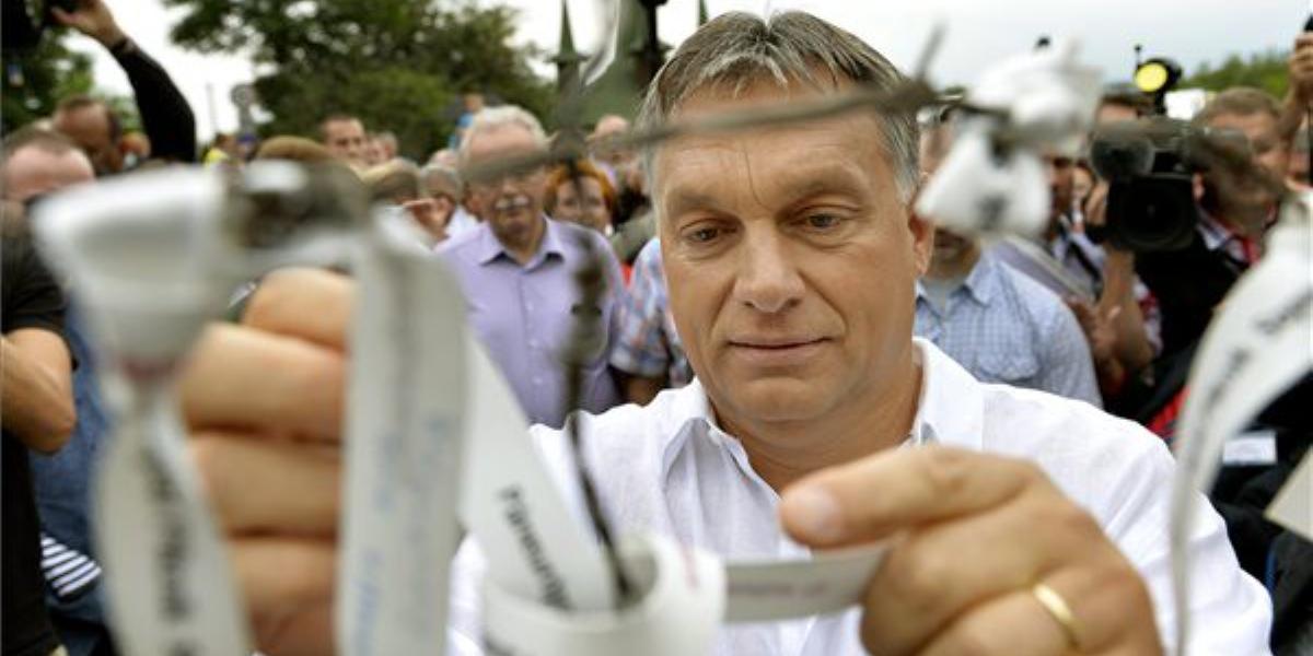 Orbán Viktor miniszterelnök egy egykori határkapura köt fel egy emlékszalagot a páneurópai piknik 25. évfordulóján a fertőrákosi