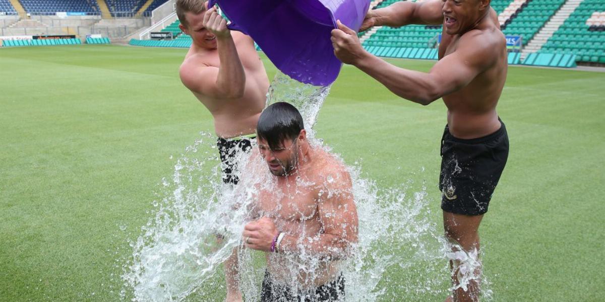 A brit rögbisztárok sem maradhatnak ki a világot bejáró jegesvödrös kihívásból. Ben Fodent, a
Northampton játékosát két csapatt