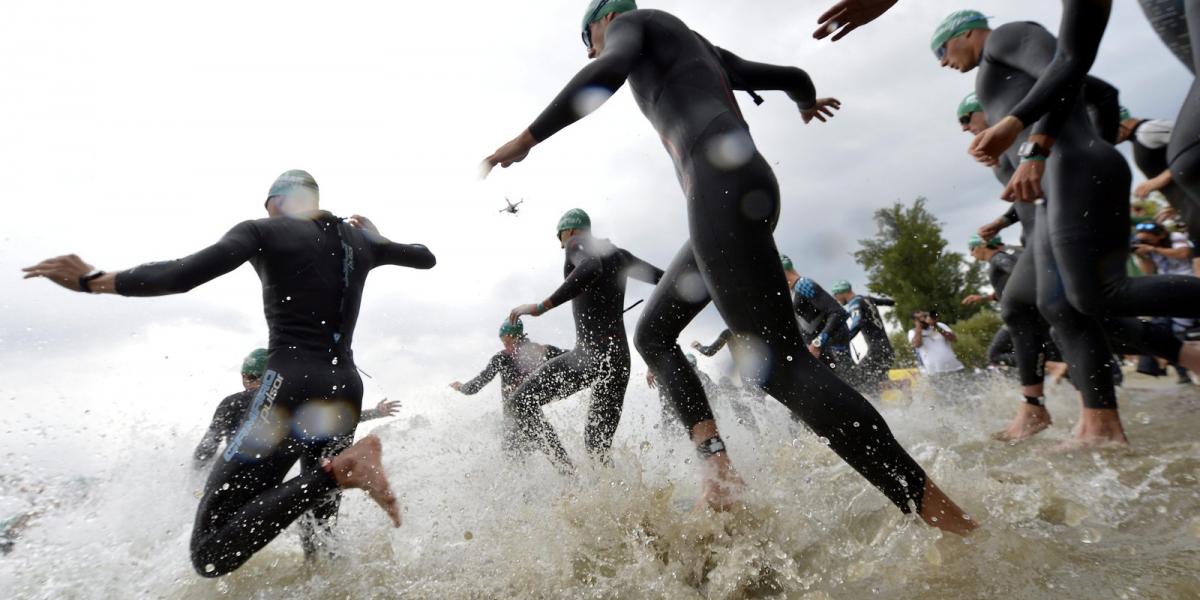 A 18-29 éves férfiak rajtja a Kopaszi-gátnál az Ironman Budapest 70.3 elnevezésű nemzetközi triatlon viadalon a fővárosban, a vi