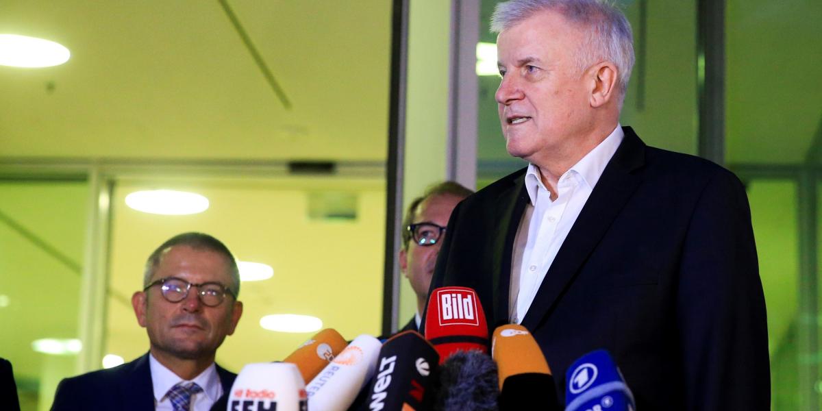 Horst Seehofer sajtótájékoztatót tart, miután megegyeztek Angela Merkellel.