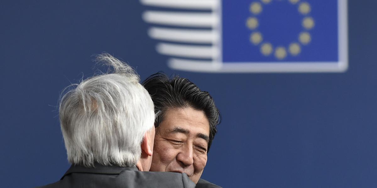 Jean-Claude Juncker, az Európai Bizottság elnöke öleli Abe Sinzó japán miniszterelnököt egy korábbi találkozón