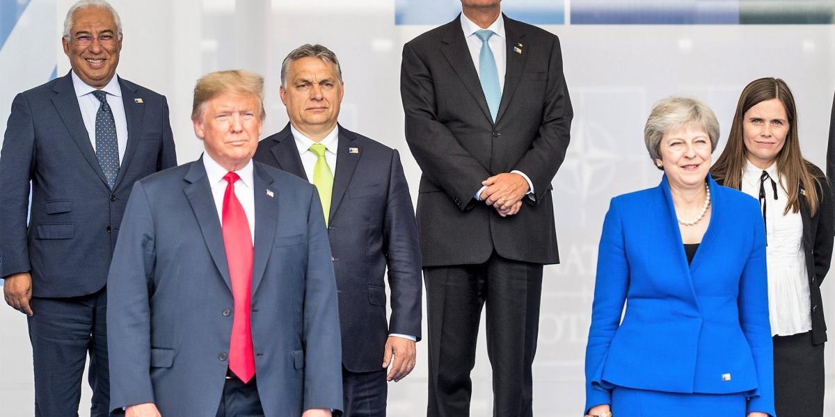 Orbán Viktor, Donald Trump háta mögött a NATO-csúcson. Mélyen egyetért az amerikai fegyverkezési tervekkel