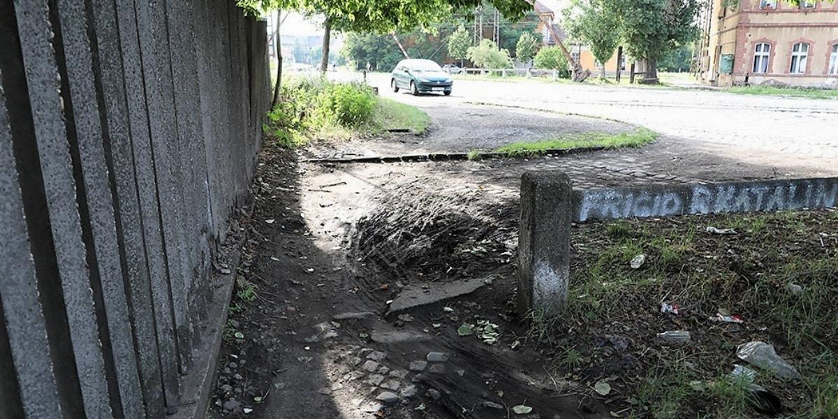 Sár, macskakövek, betonakadály nehezíti a biciklisek dolgát a rákosrendezői szakaszon