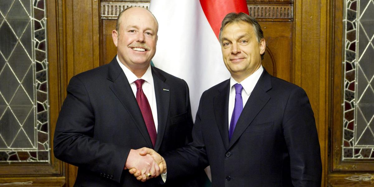 Orbán Viktor miniszterelnök (j) fogadja Kevin Turnert, a Microsoft alelnökét a Parlamentben 2012. november 7-én.