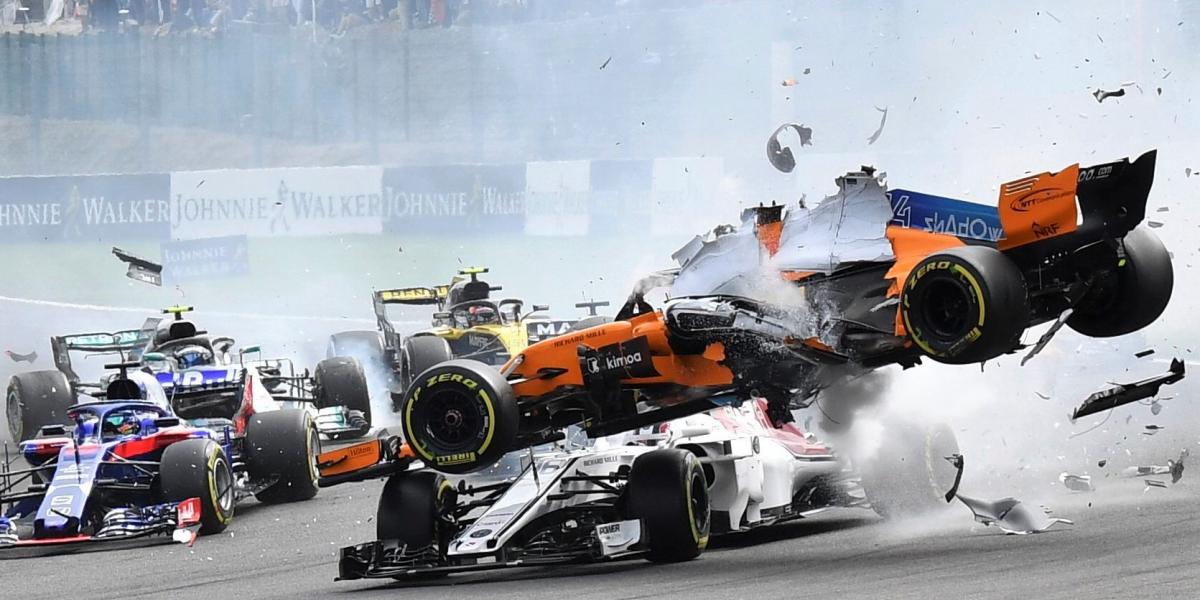 Fernando Alonso, a McLaren spanyol versenyzője ütközik a Forma-1-es autós gyorsasági világbajnokság Belga Nagydíjának rajtja utá