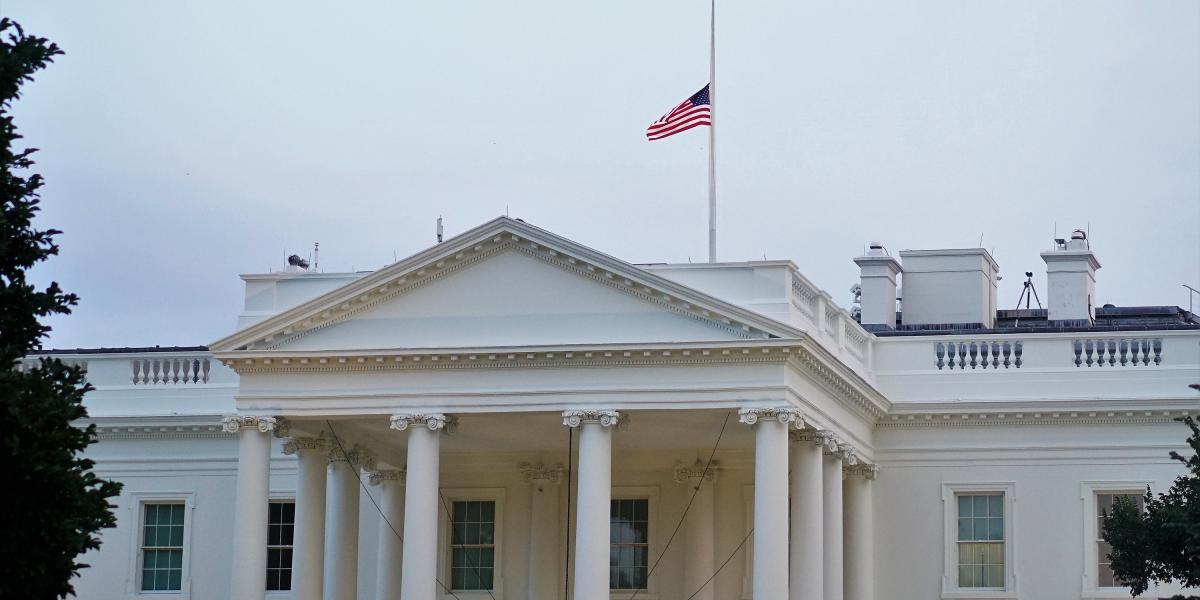 A félárbócra engedett amerikai zászló