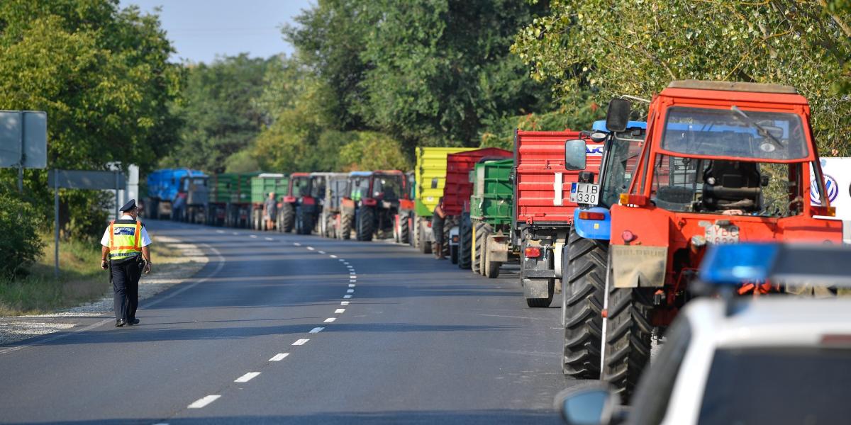 Tüntető almatermelő gazdák a 41-es főúton, az Austria Juice feldolgozó és felvásárló üzeme előtt