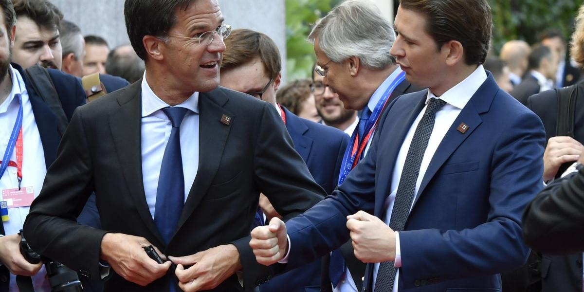 Mark Rutte holland miniszterelnök (b) és Sebastian Kurz osztrák kancellár érkezik az európai uniós állam- és kormányfők informál