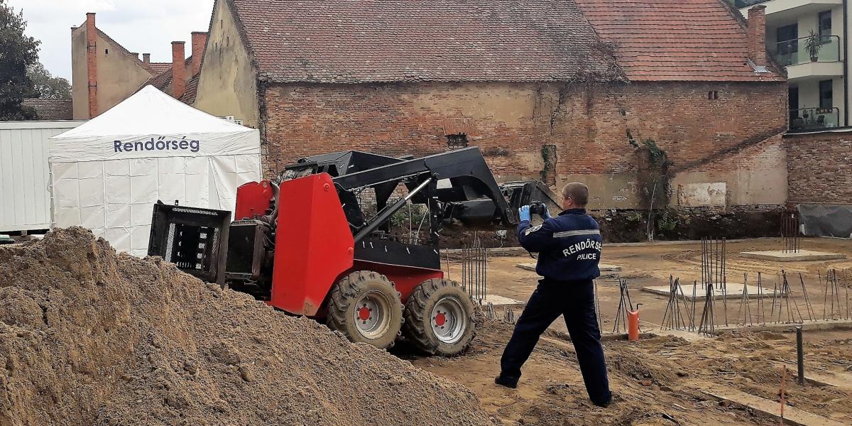 Helyszínelő rendőr fotóz a debreceni építkezés területén