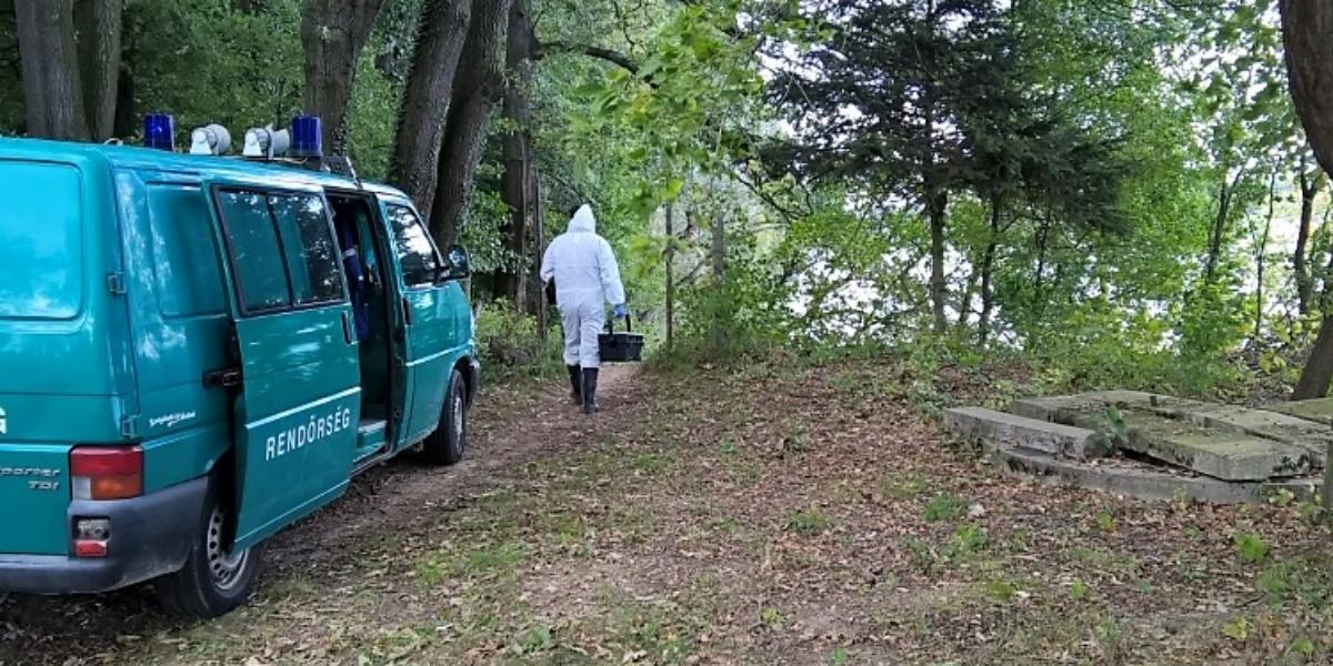 Rendőrségi szakértő lépked a partszakasz felé, ahol a holttestet megtalálták