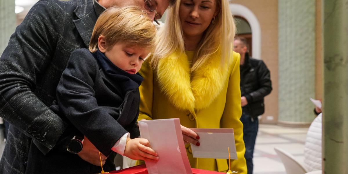 Nils Ushakov és családja szavaz