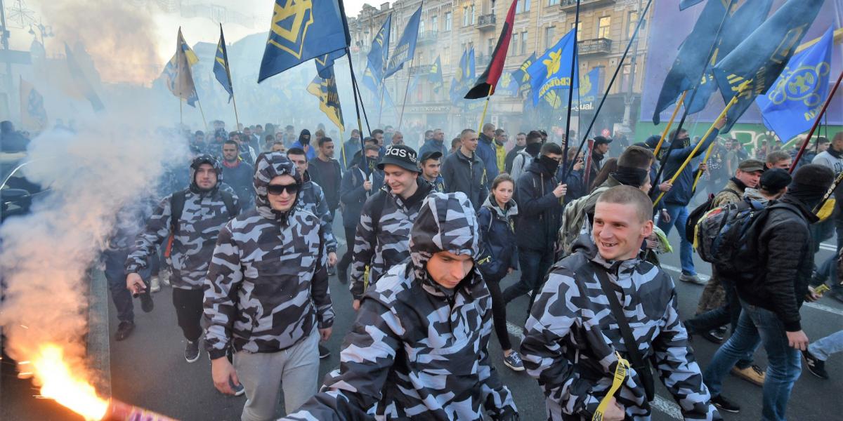 Ukrán szélsőjobbos fiatalok vonultak fel Kijevben egy katonai megemlékezésen, 2018. október 14-én