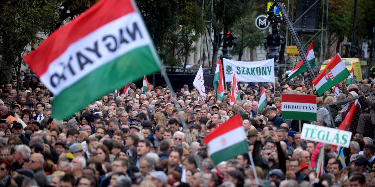 Orbán Viktort hallgató tömeg 2018. október 23-án. Sokan közülük el sem jöhettek volna a kormányfő beszédére  az uniós forrásból 