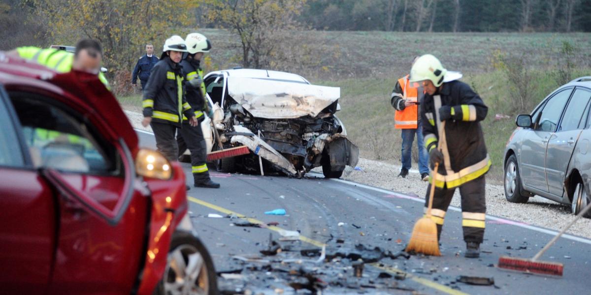 Tűzoltó takarít a gödi hármas karambol helyszínén