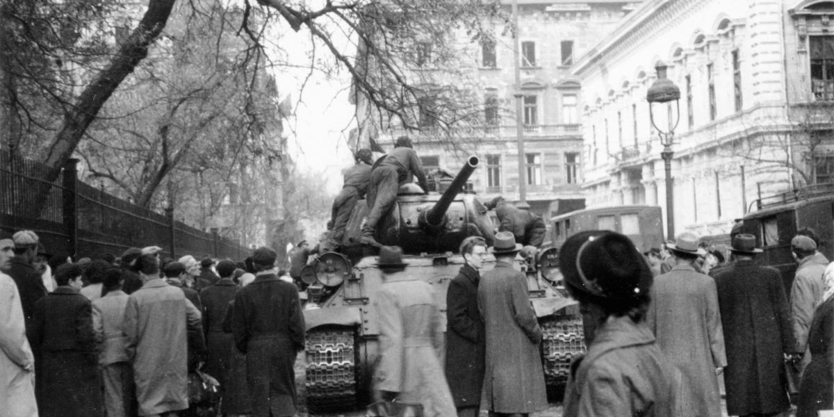 ’56 Pollack Mihály tér, szemben a Bródy Sándor utca és a Puskin utca kereszteződése, balra a Múzeumkert kerítése