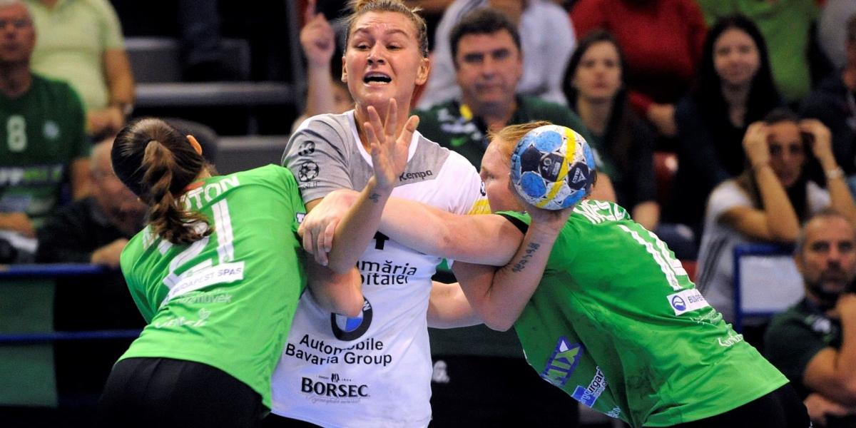 A ferencvárosi Márton Gréta (b) és Mészáros Rea Réka (j), középen Amanda Kurtovic, a román CSM Bucuresti játékosa a női kézilabd