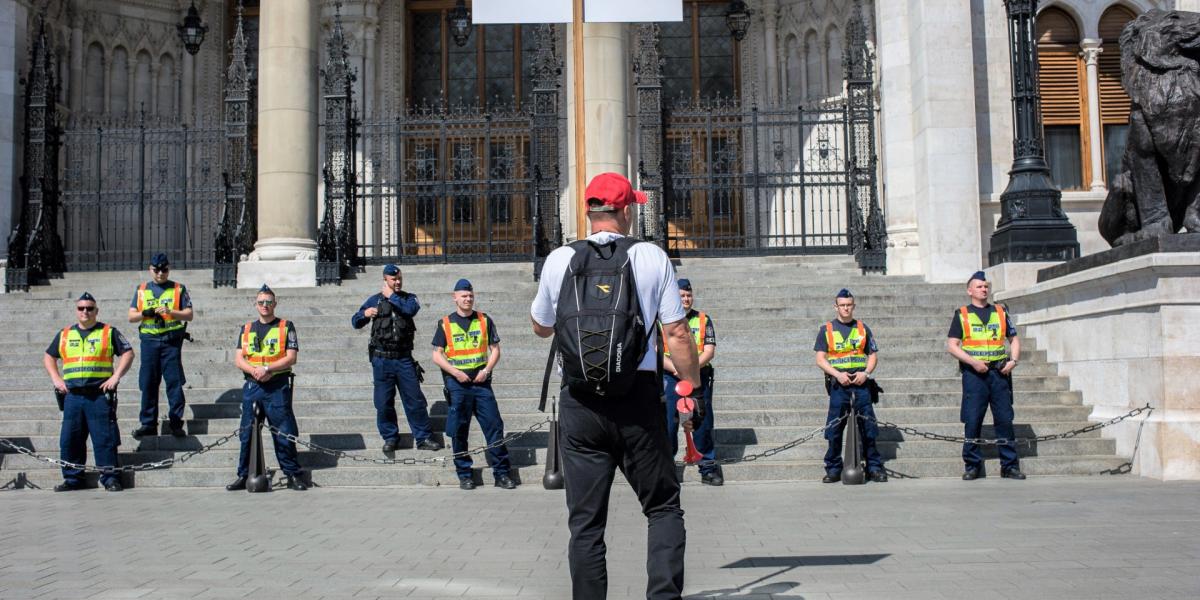 SZIGOR - Az új törvény szerint akár már az is nyilvános összejövetelnek számíthat, ha közterületen legalább két ember közügyekbe