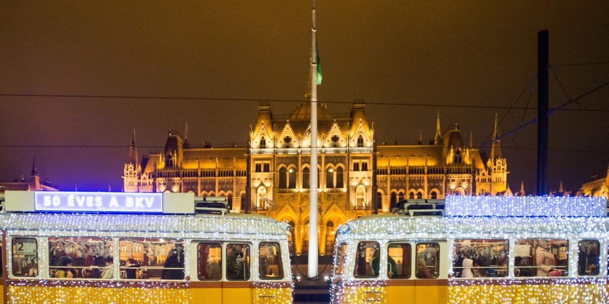 Fényfüzérekkel feldíszített Ganz UV típusú adventi fényvillamos a Parlament előtti Kossuth Lajos téren