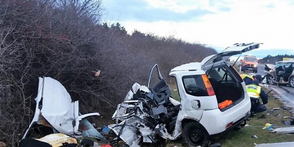 Ripityára tört autóroncsok maradtak a két halálos áldozatot követelő veszprémi baleset után