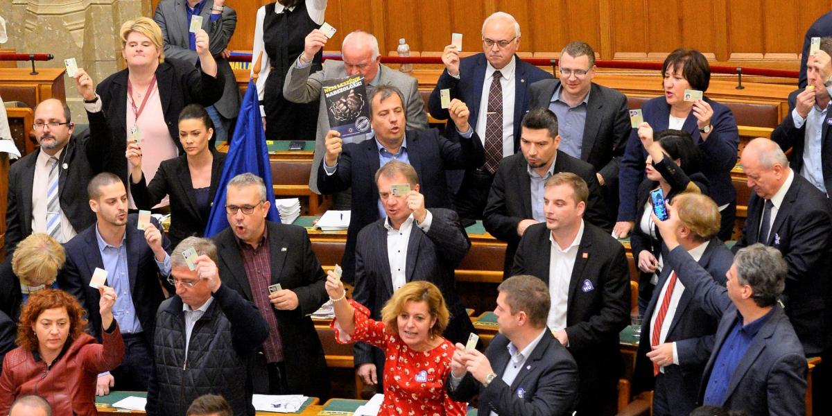 Képviselői kártyájukat magasba tartva tiltakoztak az ellenzékiek a Fidesz eljárása miatt szerdán