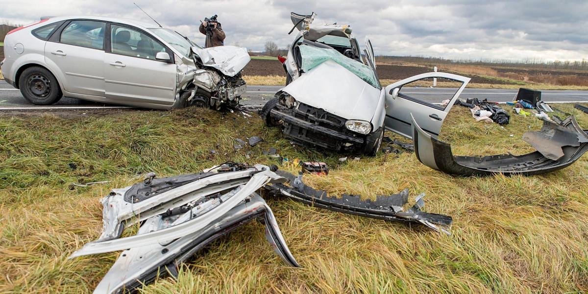 Ütközésben összetört személygépkocsik a 83-as főúton Győr és Győrszemere között 2018. december 24-én