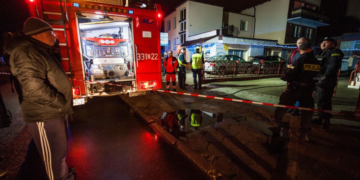 Tűzoltók, rendőrök a lengyelországi Koszalin városban történt tragédia helyszínén, 2019. január 4-én