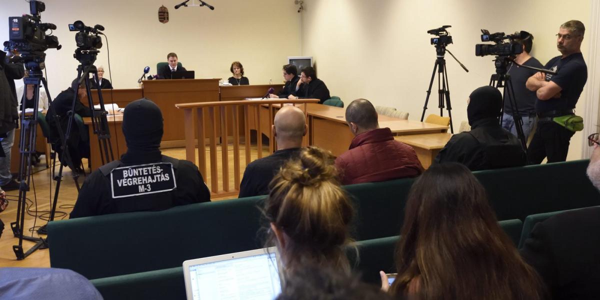 Ahmed H. Cipruson élő szír állampolgár (első sor, j2) az ellene tömegzavargás résztvevőjeként elkövetett határzár tiltott átlépé