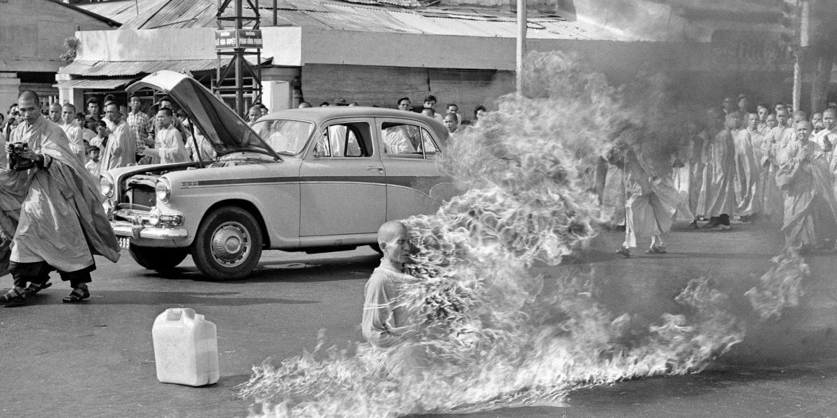 Thich Quang Duc buddhista szerzetes 1963 júniusában, Saigonban, Malcolm Browne Pulitzer-díjas fotóján