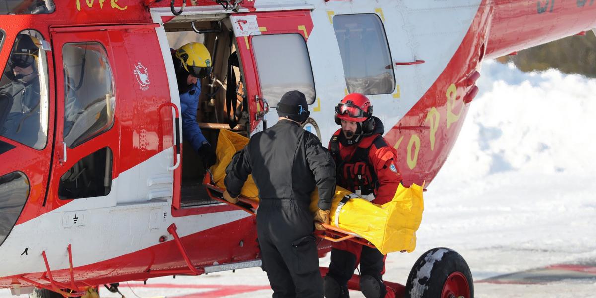 Sebesültet visznek a Tátrai Önkéntes Mentőszolgálat helikopteréhez a lengyel Tátrában 2019. január 30-án, miután lavina zúdult l