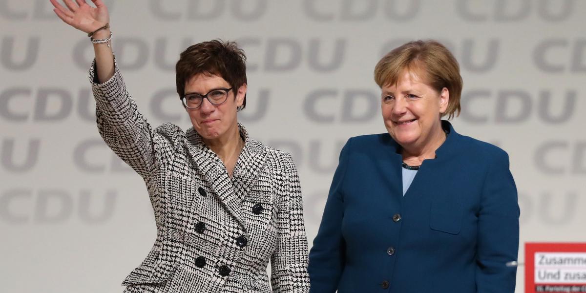 Kramp-Karrenbauer és Merkel, a CDU új és korábbi vezetői