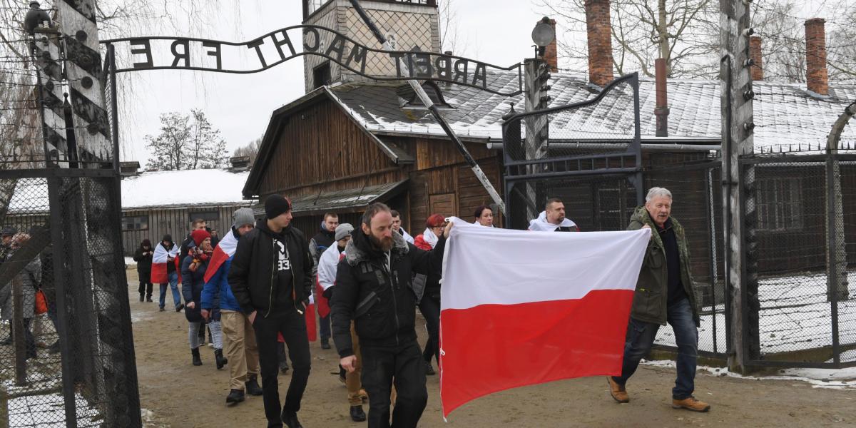 A kormányzó PiS is azon dolgozik, hogy átírja a lengyelországi holokauszt történetét