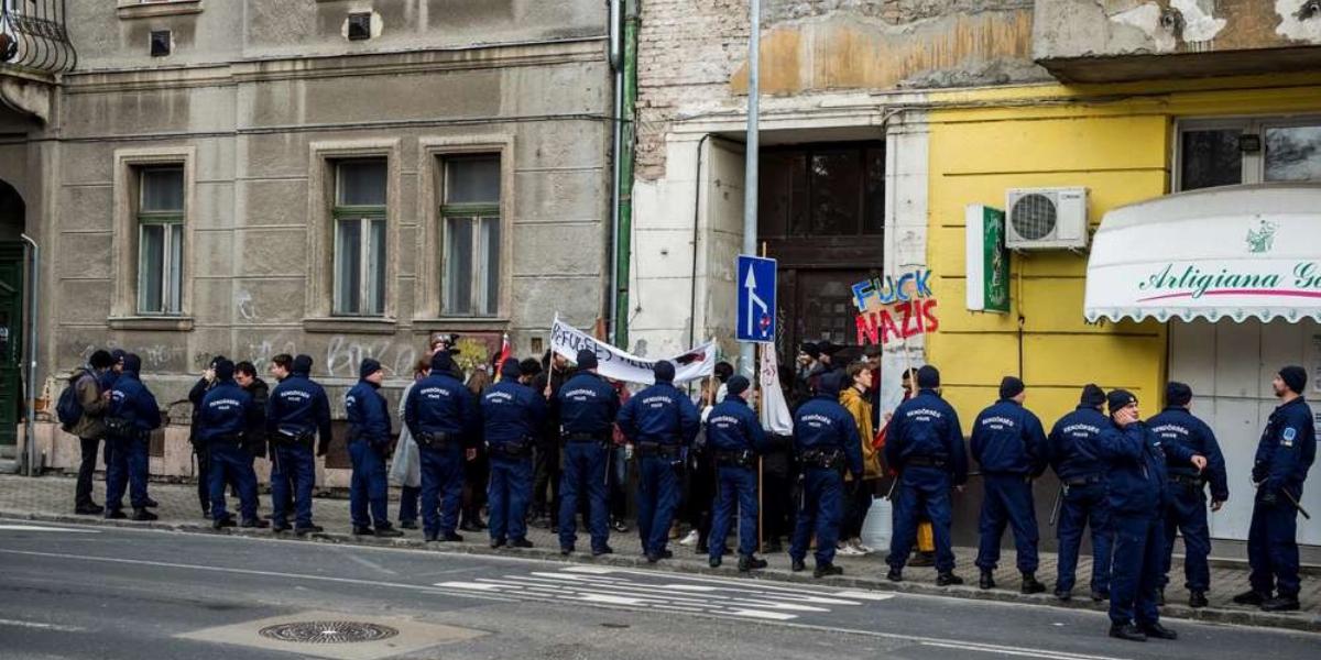 Ellentüntetők az újfasiszta felvonulás alatt.