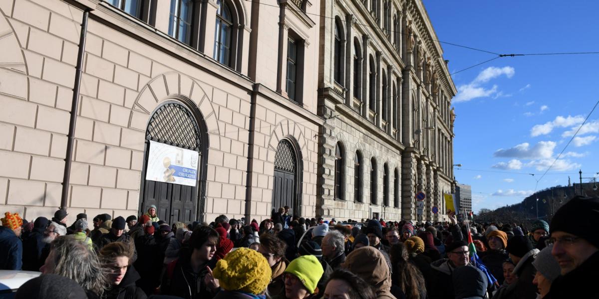 nemcsak élő lánc lett, de végül a tömeg több sorban is körbe tudta venni az épületet