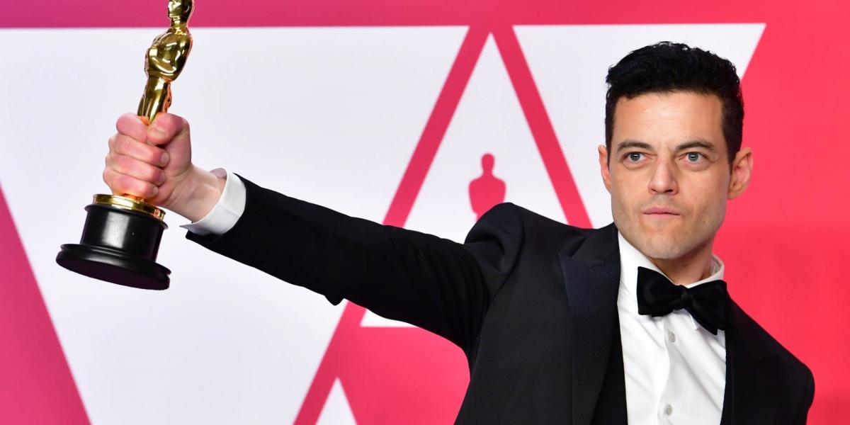 A Bohém rapszódiáért díjazott Rami Malek fotósok előtt pózol a 91. Oscar-gálán