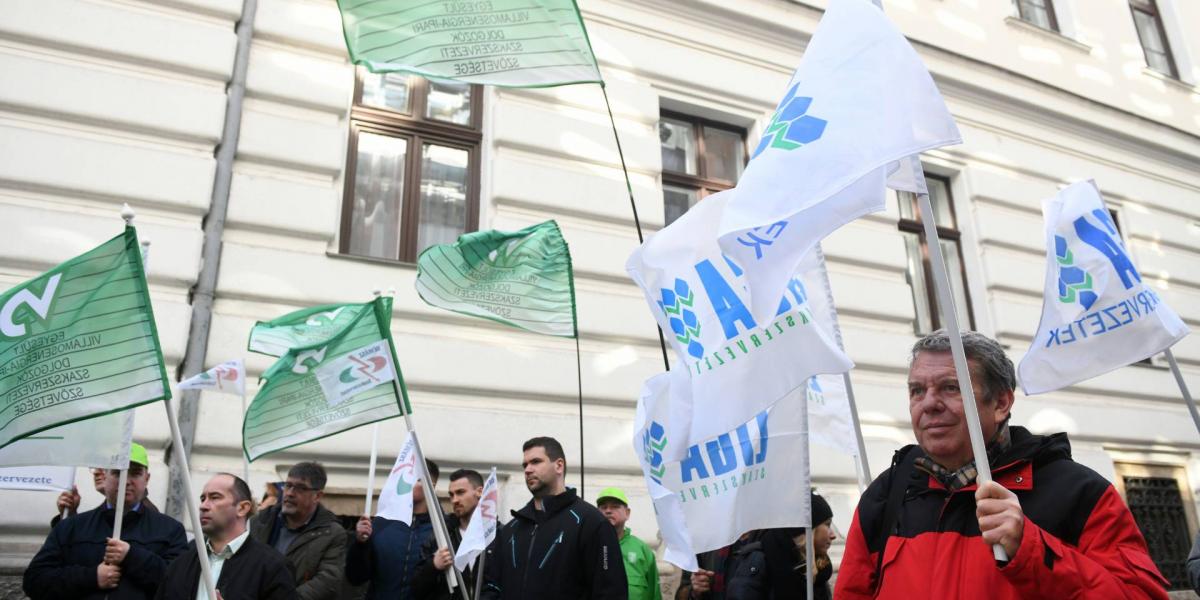 Mind több cégnél „vetik be” a munkások a figyelmeztető sztrájkot a bértárgyalások során