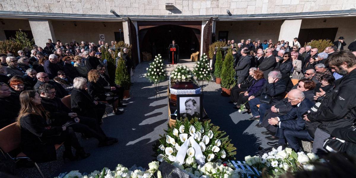 Koós János táncdalénekes, előadóművész, humorista, színész temetése a Farkasréti temetőben 2019. március 20-án.