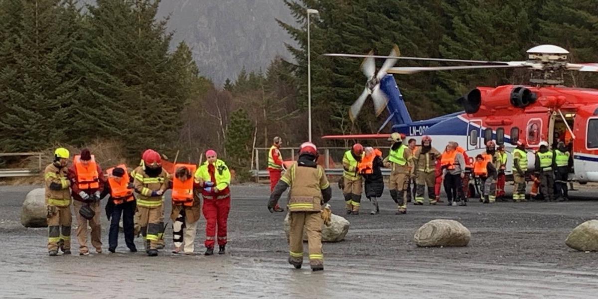 A helikopteres mentőalakulatok az utasok egy részét már kimentették a bajba jutott hajóról