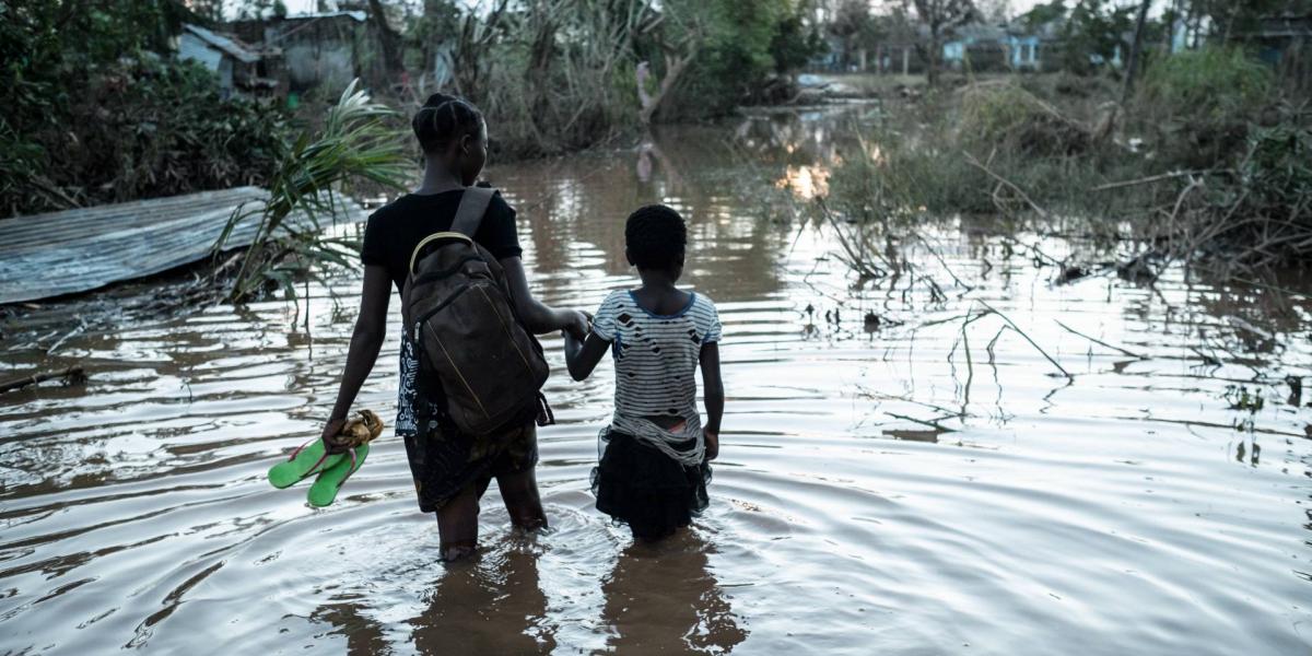 Testvérpár az egyik Idai ciklon sújtotta mozambiki város elárasztott utcáján