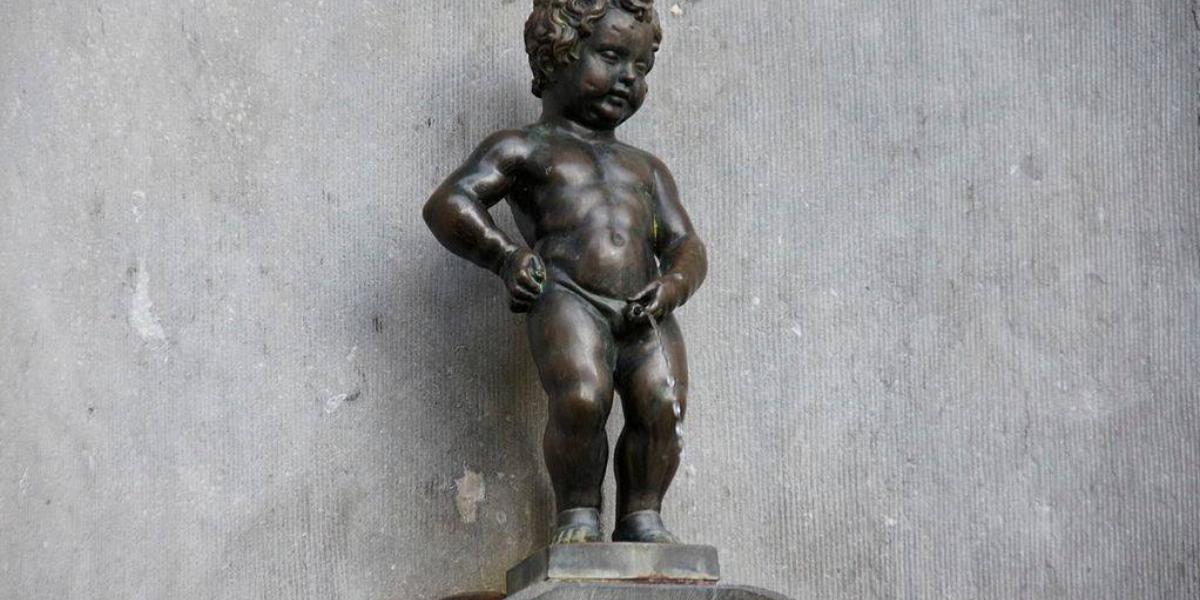 A brüsszeli Manneken Pis, azaz a "pisilő kisfiú" szobra