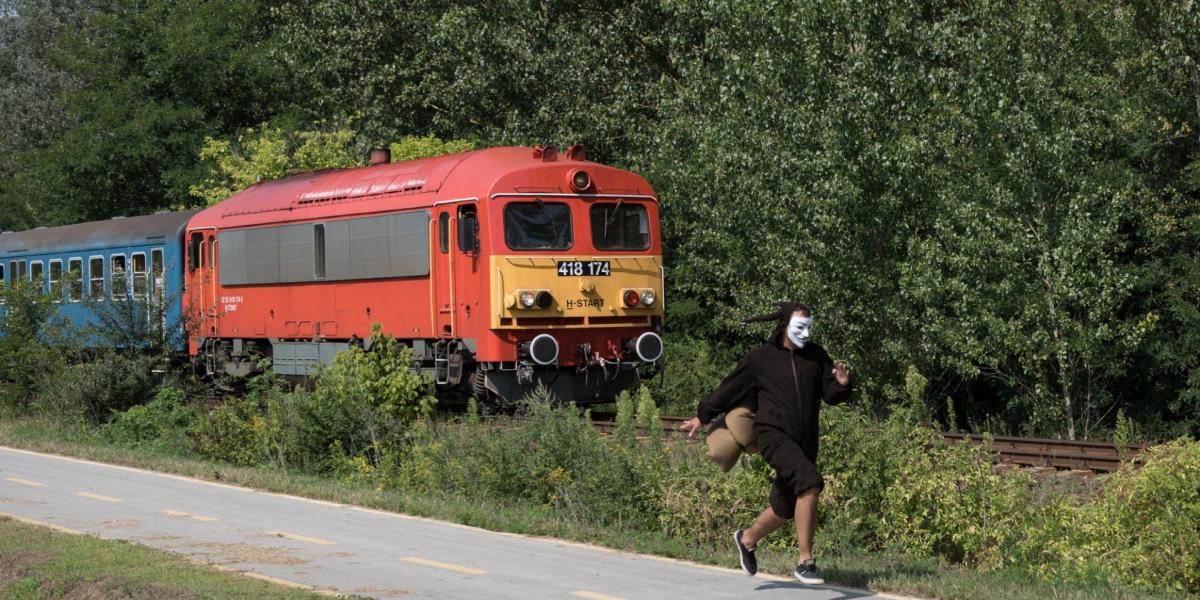 Csigajelmezben futott le egy szerelvényt a vonatok nevetséges tempója ellen tiltakozók egy tagja