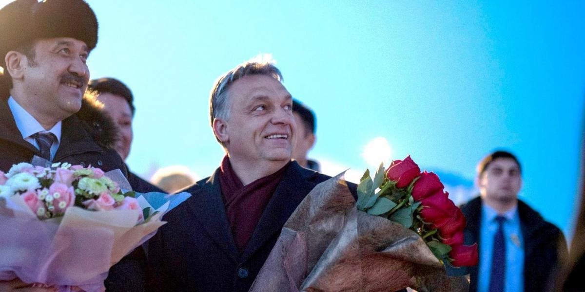 Orbán Viktor a kazah miniszterelnökkel, Karim Maszimovval. A diktatúrának számító Kazahsztánban is otthon érezte magát a kormány