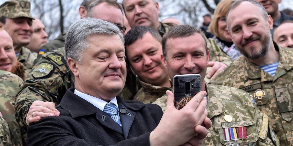 Petro Porosenko, távozó ukrán elnök katonákkal szelfizik. Utolsó intézkedései egyikeként Porosenko jóváhagyta a kisebbségi nyelv